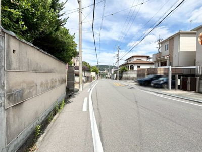 【前面道路含む現地写真】 | 高槻市弥生が丘町　中古戸建