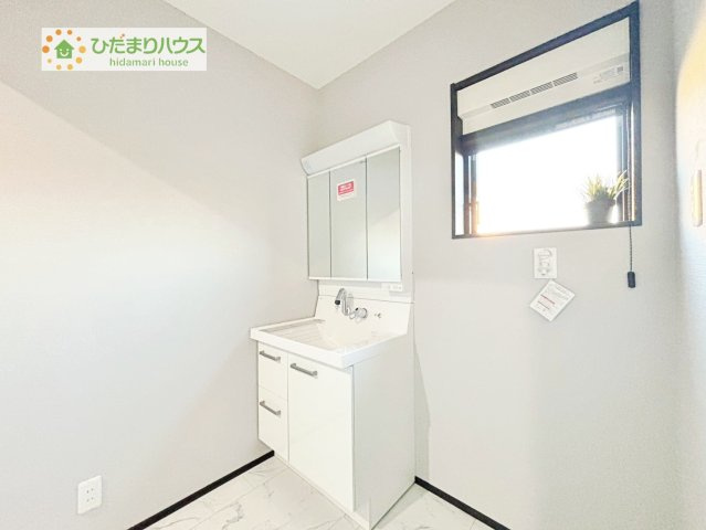 【独立洗面台】 | つくば市大角豆　新築戸建 | 大きな三面鏡の独立洗面。鏡の後ろは収納となっているのでスッキリと整理できます！