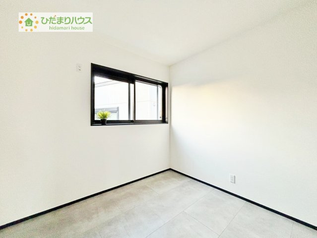 【洋室】 | つくば市大角豆　新築戸建 | お掃除しやすく、清潔感を保てるのでダニも発生しにくいフローリング♪