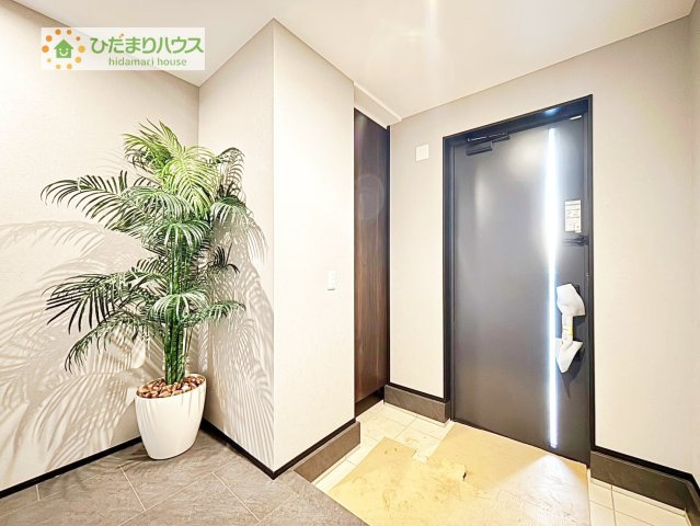 【玄関】 | つくば市大角豆　新築戸建 | 玄関がひろいので親子で並んで仲良く靴が履けますね(^^)/