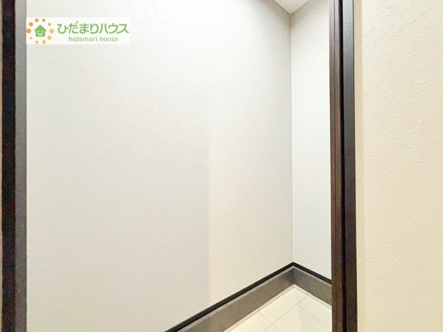 【その他】 | つくば市大角豆　新築戸建 | シューズインクロークは、靴以外にもゴルフバックやベビーカーを置くことができ、
散らかりがちな玄関もスッキリします。