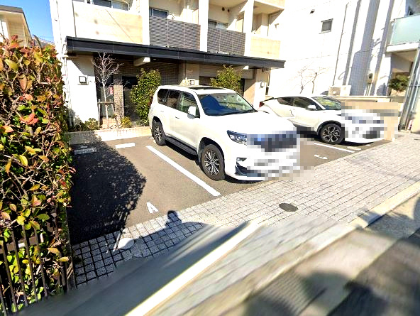 TKアンバーコート深井の駐車場