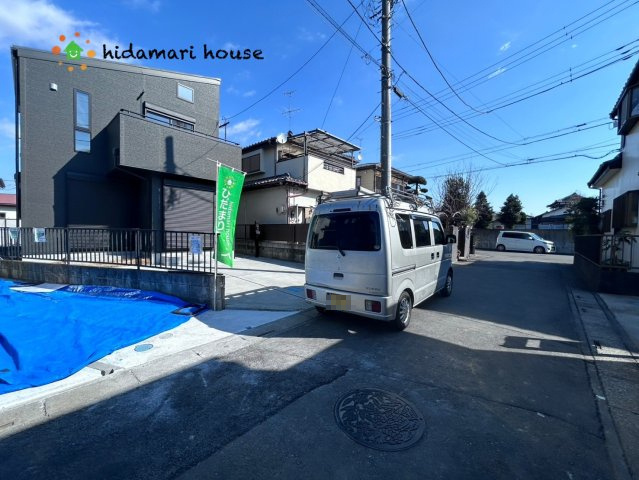 上尾市瓦葺15期　新築戸建　グラファーレ01の前面道路含む現地写真