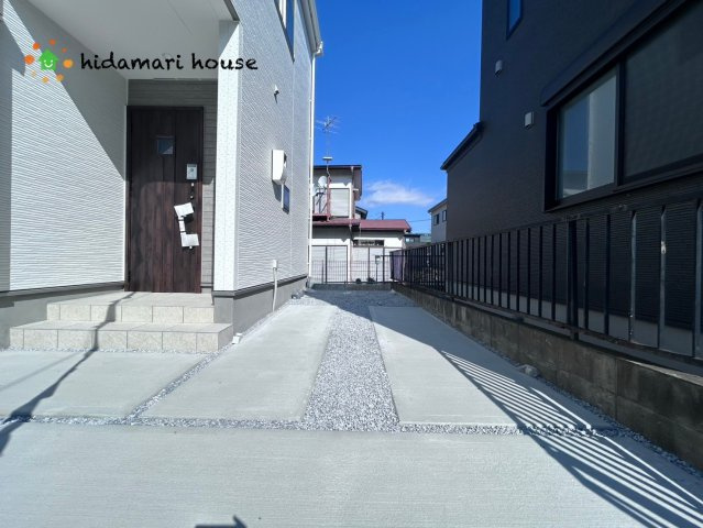 上尾市瓦葺15期　新築戸建　グラファーレ01の駐車場|カースペース：2台