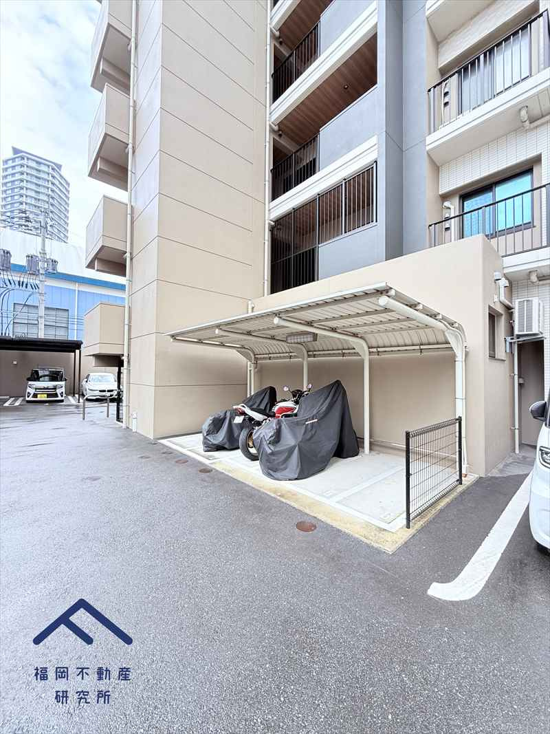 パークホームズ西新トラッドマークスの駐車場