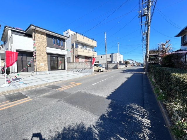 上尾市原市　14期　新築戸建　Grace02の前面道路含む現地写真