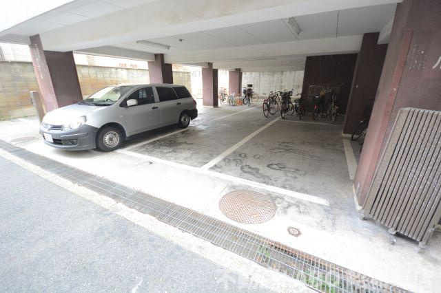 ケインズハウスの駐車場