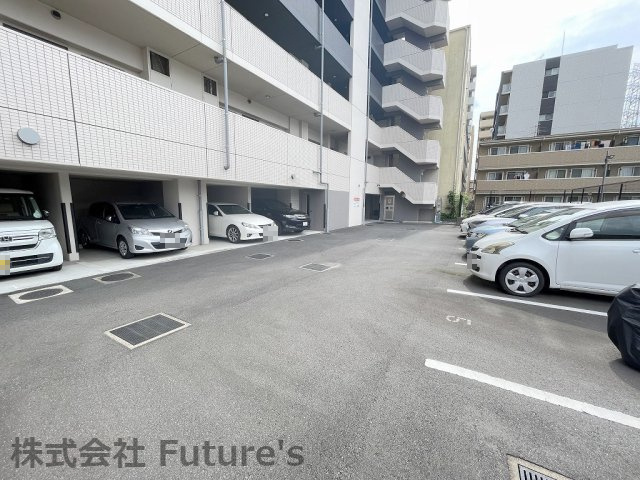 コンフォルシア三郷中央の駐車場|敷地内駐車場（要空き・料金確認）