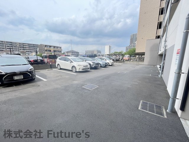 コンフォルシア三郷中央の駐車場|敷地内駐車場（要空き・料金確認）