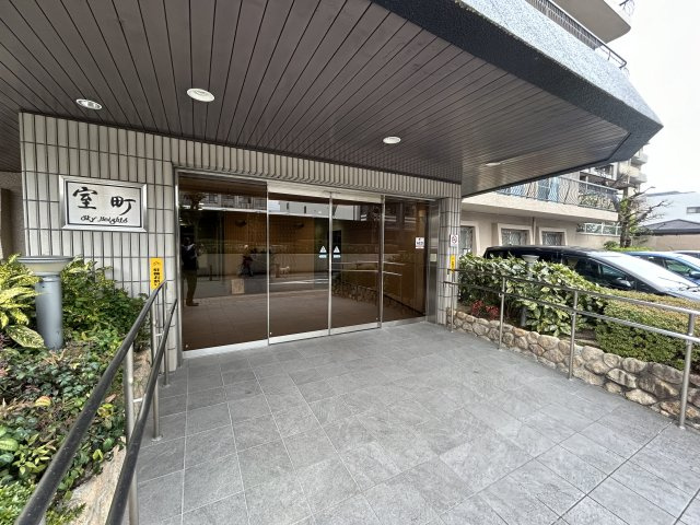 人気の御所西エリア■地下鉄今出川駅徒歩１０分■専用庭付き２ＬＤＫ■室町スカイハイツのエントランス|エントランス