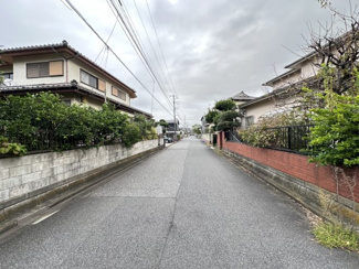 【前面道路含む現地写真】 | 前面道路は6m公道です。見通しが良く車の出し入れもスムーズです♪周辺交通量も少なく安全です。
閑静な住宅街です。駅まで車で5分！車で10分圏内にお買い物施設や病院が充実している、利便性良好な立地です♪