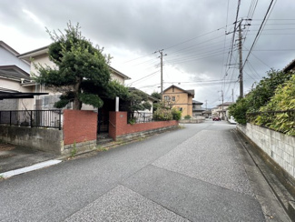 【前面道路含む現地写真】 | 前面道路は6m公道です。見通しが良く車の出し入れもスムーズです♪周辺交通量も少なく安全です。
閑静な住宅街です。駅まで車で5分！車で10分圏内にお買い物施設や病院が充実している、利便性良好な立地です♪
