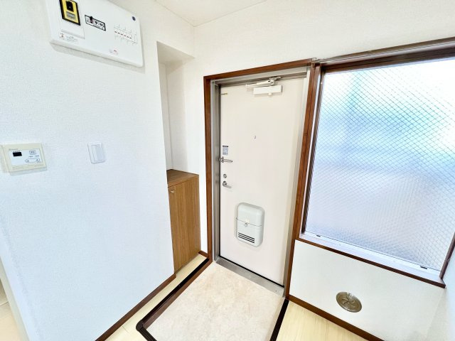 T&Tビルの玄関|※別部屋参考写真