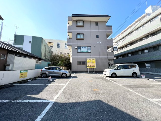 T&Tビルの駐車場
