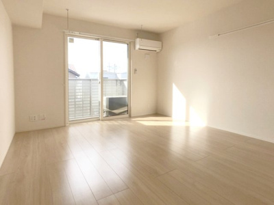 【キッチン】 | メゾンピュール | キッチン側から見た洋室です。