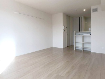 【洋室】 | メゾンピュール | バルコニー側から見た洋室です。