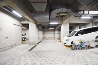 【駐車場】 | マンションの駐車場スペース。空きの有無や駐車料金、サイズ規定などについては、改めてお問い合わせください。～即日のご見学可能～　お問合せはお気軽にどうぞ。
