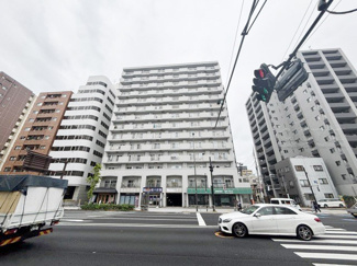 【外観】 | 青空によく映える建物です。手入れの行き届いた外壁やマンション正面エントランスなど、綺麗な姿をぜひ一度、現地にてご覧ください。～即日のご見学可能～　お問合せはお気軽にどうぞ。

