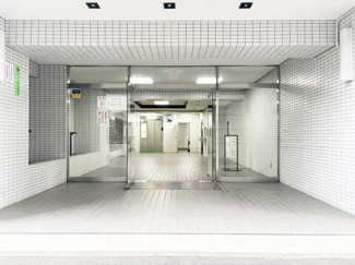 【エントランス】 | お客様を、そして住人を出迎えてくれるマンションのエントランス。ゴミが落ちていないことからも、管理状態の良さや住民の節度の高さが見て取れます。～即日のご見学可能～　お問合せはお気軽にどうぞ。
