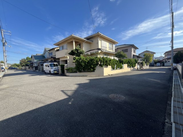 熊取町自由が丘2丁目　建築条件なし売土地の前面道路含む現地写真