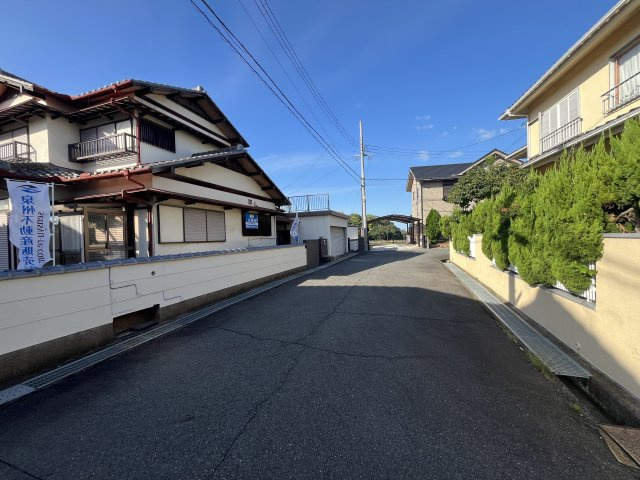 熊取町自由が丘2丁目　建築条件なし売土地の前面道路含む現地写真