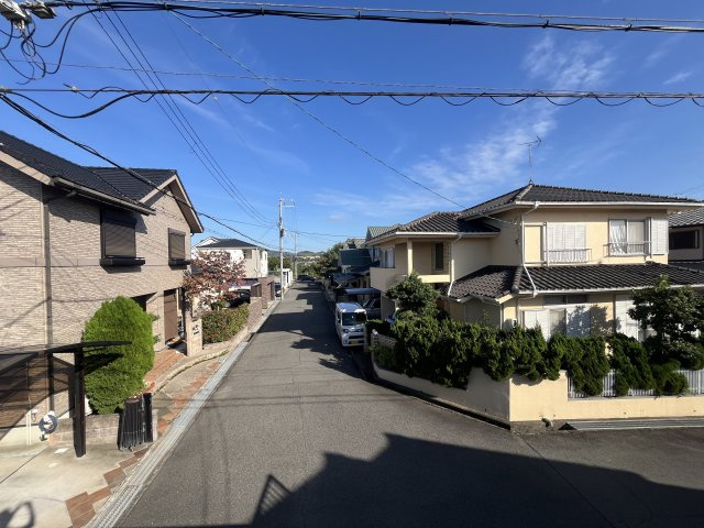 熊取町自由が丘2丁目　建築条件なし売土地の前面道路含む現地写真