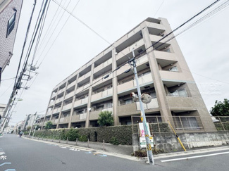 【外観】 | 手入れの行き届いた外壁やエントランスなど、「見ればわかる」レベルで清潔感を保ったマンションです。築年数を感じさせない姿で皆様をお出迎えします。～即日のご見学可能～　お問合せはお気軽にどうぞ。
