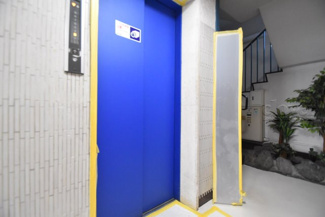【その他共用部分】 | 皆様をお迎えする、お部屋の玄関ドア。開けやすさや開放角度、ドアノブの操作しやすさや鍵の形状などを、現地で一度ご確認ください。～即日のご見学可能～　お問合せはお気軽にどうぞ。
