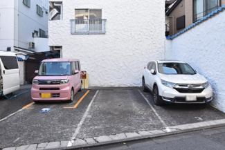 【駐車場】 | マンションの駐車場スペース。空きの有無や駐車料金、サイズ規定などについては、改めてお問い合わせください。～即日のご見学可能～　お問合せはお気軽にどうぞ。
