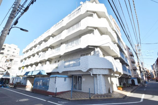 【外観】 | 青空によく映える建物です。手入れの行き届いた外壁やマンション正面エントランスなど、綺麗な姿をぜひ一度、現地にてご覧ください。～即日のご見学可能～　お問合せはお気軽にどうぞ。
