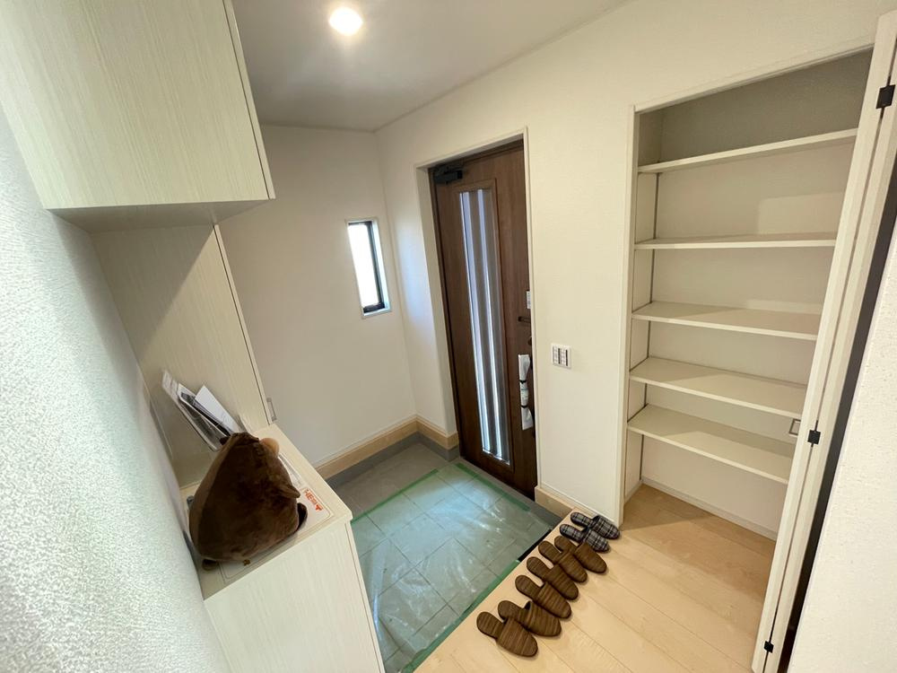 小山市駅南町4丁目　新築戸建1号棟の玄関