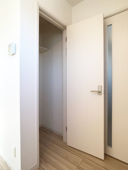 【収納】 | カーサマコイ吉塚 | 別号室の写真になります。現況優先。