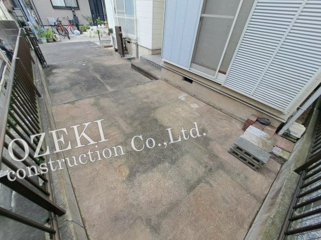 越谷市大字弥十郎の中古一戸建の駐車場