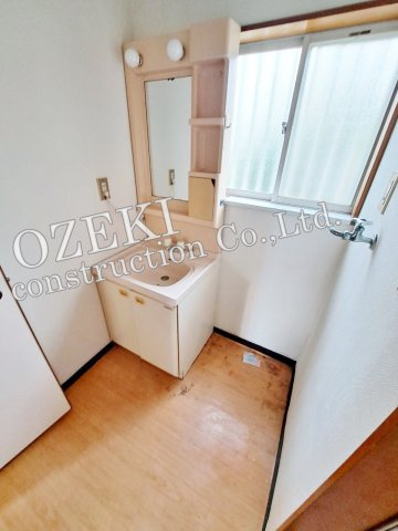 越谷市大字弥十郎の中古一戸建の独立洗面台