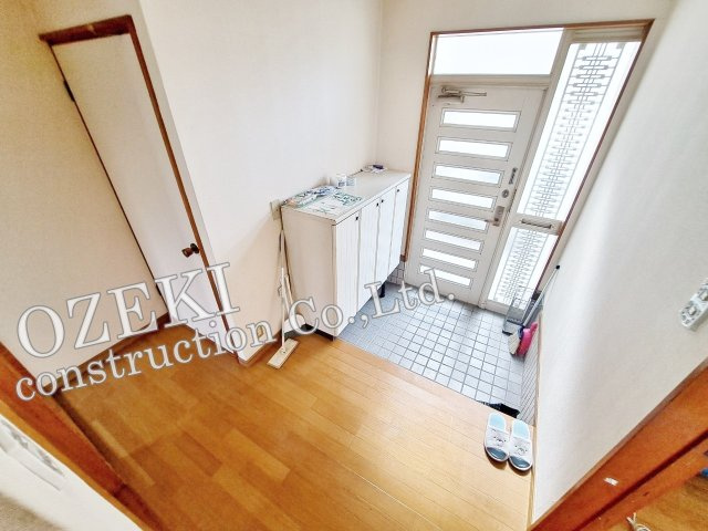 越谷市大字弥十郎の中古一戸建の玄関