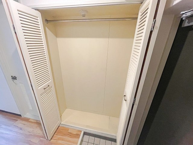 玄関横に大きな収納スペースがあります