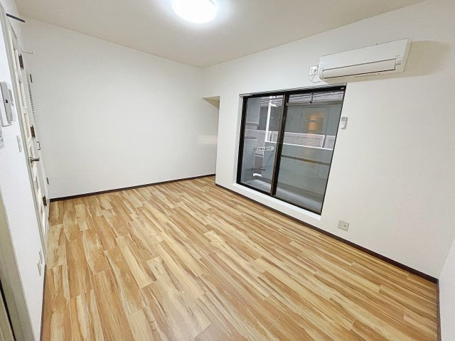 スッキリとした洋室のお部屋です