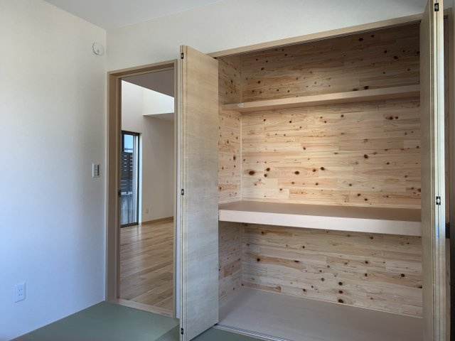 丹羽郡扶桑町大字高木　新築戸建　D棟の和室|４．５帖の和室は2面採光で明るい空間！押入内部はヒノキパネル張りでいい香り。