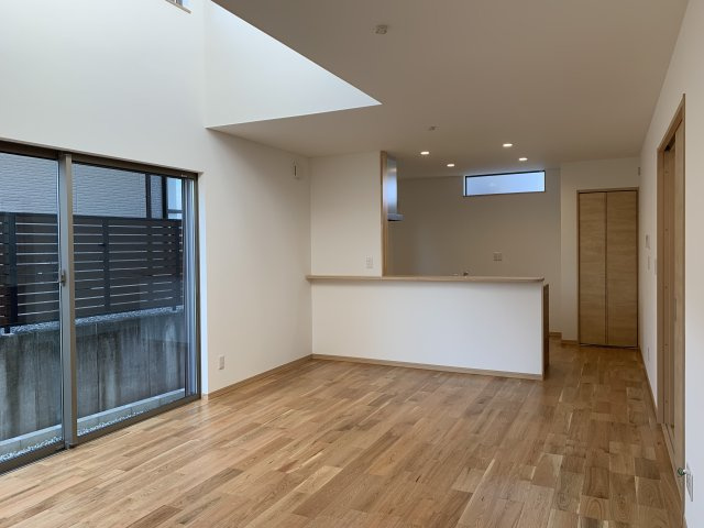 丹羽郡扶桑町大字高木　新築戸建　D棟の居間・リビング|LDK17.7帖にはお部屋の明るさを確保するために吹き抜けを設けました。