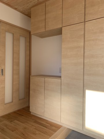 丹羽郡扶桑町大字高木　新築戸建　D棟の玄関|玄関ホール天井には無垢スギ羽目板張り！木の香りがする玄関です。