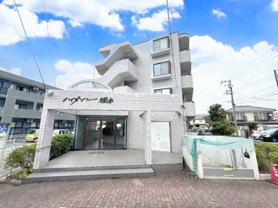 【外観】 | ハイメゾン橋本 | ◆堂々たる趣ながら、主張し過ぎずどこか余裕を感じさせるシャープなフォルムで佇む邸宅は、晴天の空と照らし合わせる事で、本来あるべき完成形の姿を見せてくれます。