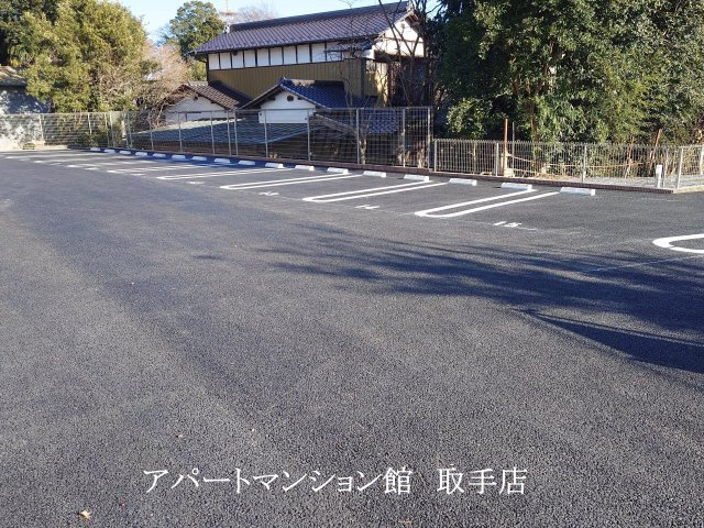 コメノワールの駐車場