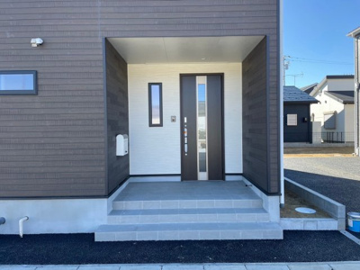 【エントランス】 | 香取市野田第９-６号棟 | 現地販売会社ハウシーです。最短即日のご案内も承ります。お気軽にお問合せお待ちしております。