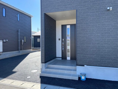 【エントランス】 | 香取市野田第９-７号棟 | 現地販売会社ハウシーです。最短即日のご案内も承ります。お気軽にお問合せお待ちしております。