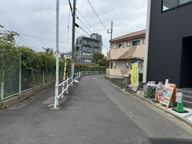 葛飾区南水元4丁目新築戸建【花の木小学校：7分】の前面道路含む現地写真|南西側前面道路・幅員約5.6ｍ