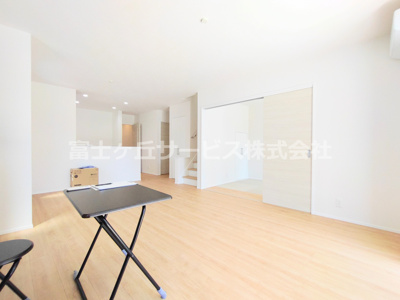 【居間・リビング】 | 豊川市金屋本町2丁目 新築一戸建て 2号棟 | 縦長タイプのリビングダイニングです