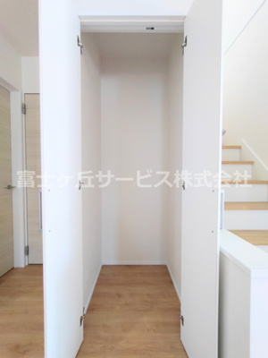 【収納】 | 豊川市金屋本町2丁目 新築一戸建て 2号棟 | リビングの収納スペースです