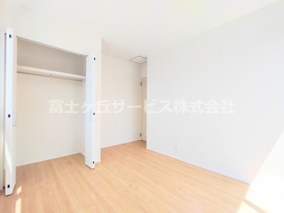 【洋室】 | 豊川市金屋本町2丁目 新築一戸建て 2号棟 | 5.7帖の洋室です