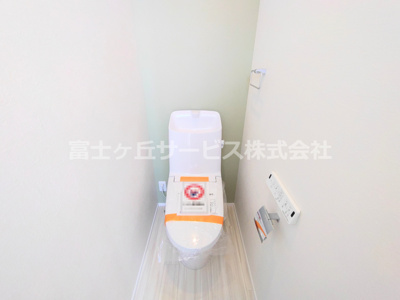 【トイレ】 | 豊川市金屋本町2丁目 新築一戸建て 2号棟 | 1階2階に同タイプのトイレがあります