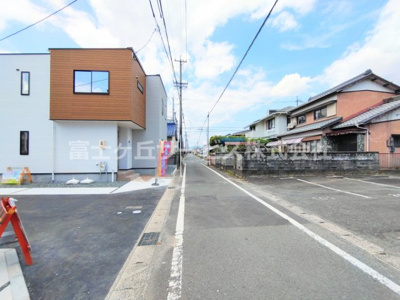 【前面道路含む現地写真】 | 豊川市金屋本町2丁目 新築一戸建て 2号棟 | 前面道路含む現地写真です